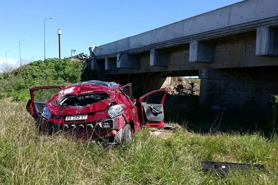 Despiste y vuelco: una mujer cayó debajo de un puente