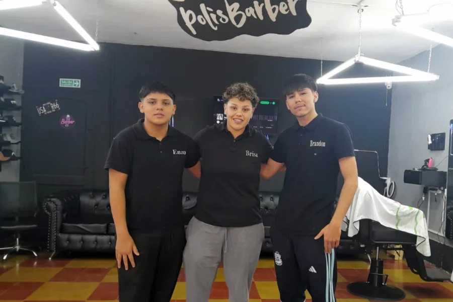 Brisa Polis lleva su barbería a las escuelas de Castex y transforma su oficio en solidaridad 