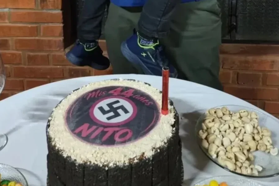 Escándalo: investigan una torta con una esvástica y fotos de un niño haciendo el saludo nazi
