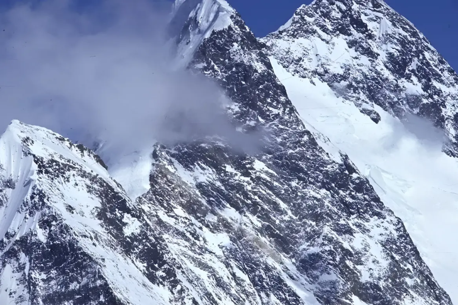 Recuperan cuerpos tras la avalancha en Pakistán