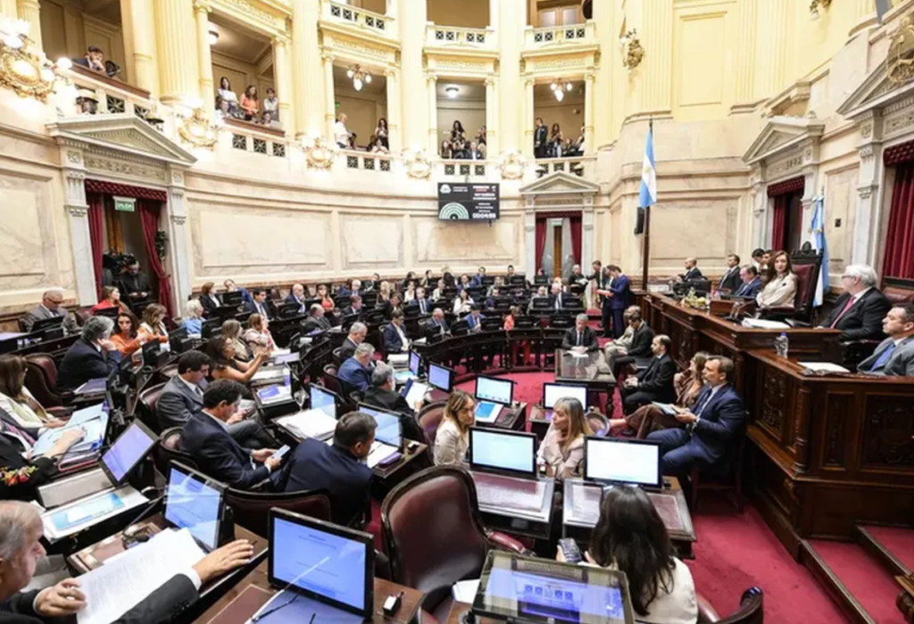 Senado aprobó cambios que endurecen desalojos y favorecen a propietarios