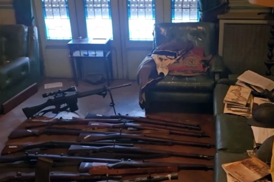 Un hombre de 89 años se descompensó y el operativo derivó en el hallazgo de objetos de simbología nazi