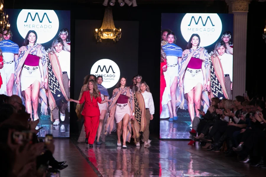 Ponchos pampeanos brillaron en el Argentina Fashion Week de Buenos Aires