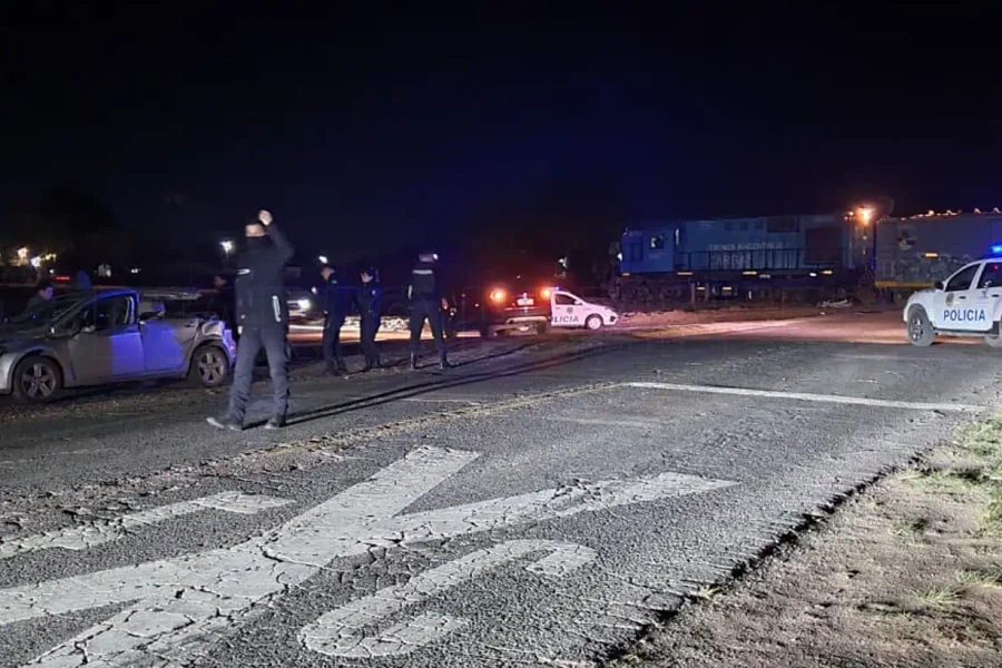 Un tren embistió un auto en General Pico