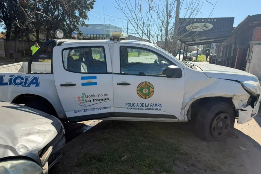 Patrullero chocó con auto estacionado en General Pico