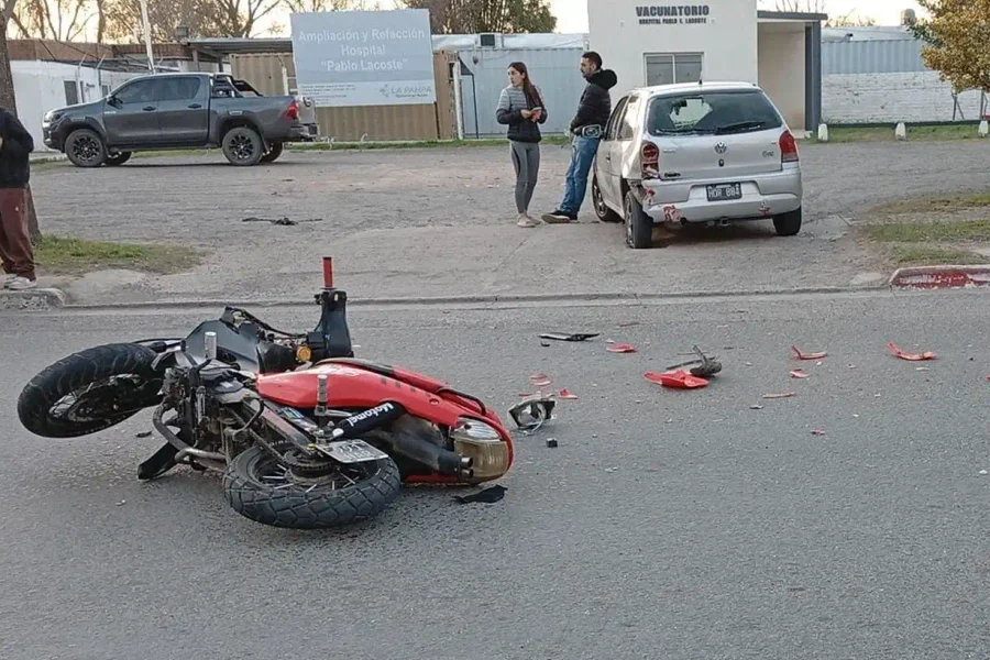 Accidente frente al hospital de Eduardo Castex: dos adolescentes asistidos