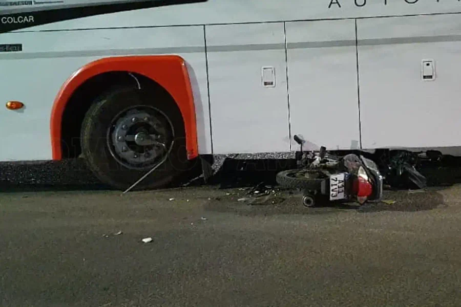 Choque entre una moto y un colectivo en General Pico