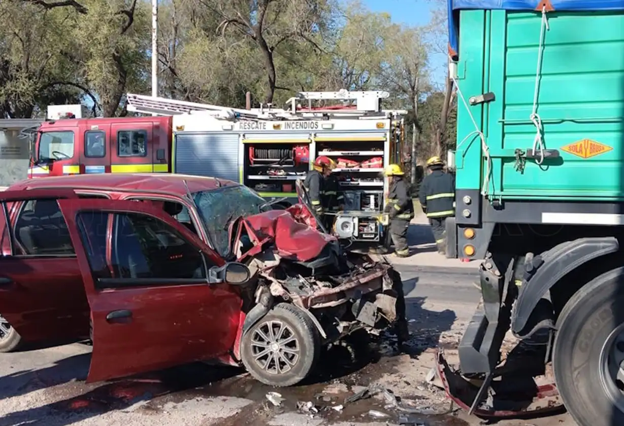 Un choque fatal en Hernando dejó un automovilista de 43 años muerto tras impactar contra un camión en la Ruta Provincial 6.